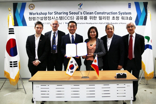 서울시와 필리핀 내무부 관계자들이 지난 10일 건설정보관리시스템, 건설알림이, 대금e바로 등 청렴건설행정시스템 업무협약 후 기념 사진을 찍고 있다.<서울시 제공>